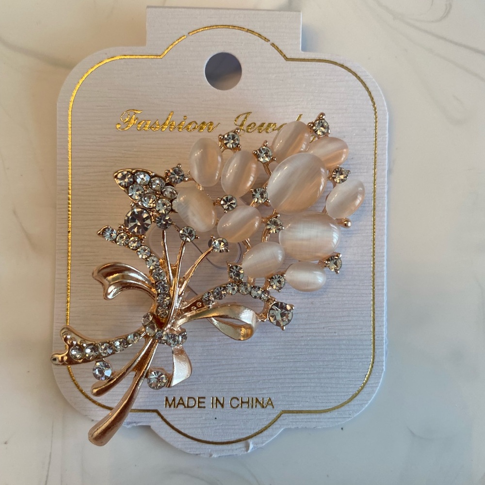 Pink gem gold brooch